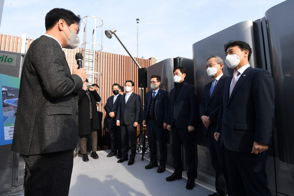 박기영 산업통상자원부 차관(오른쪽)이 태양광 설비에 대한 설명을 듣고 있다.