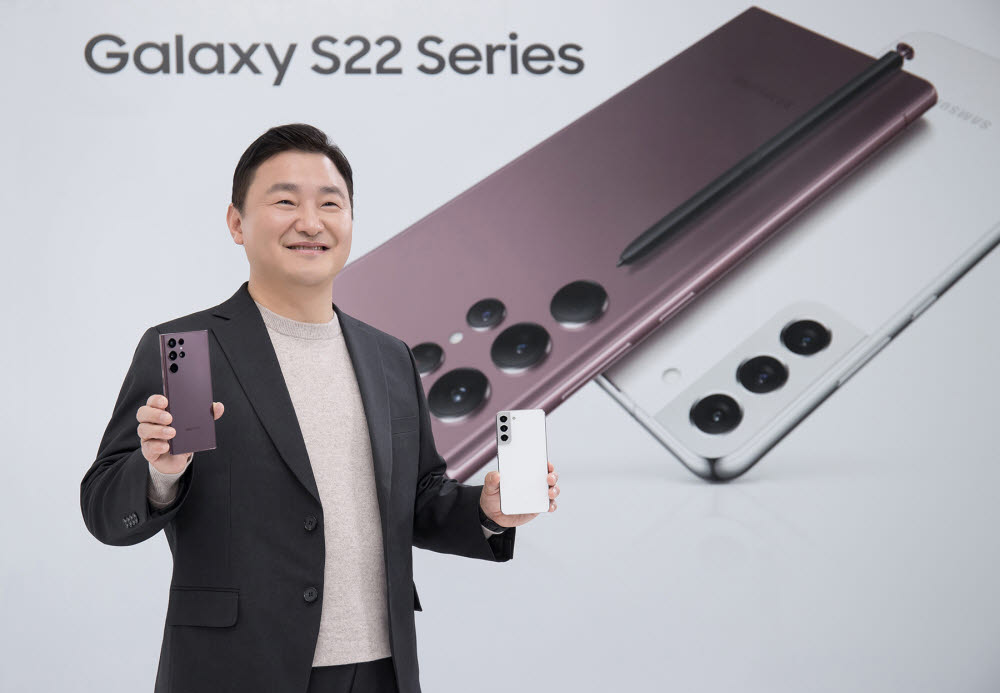 삼성전자는 10일 0시(한국시간) 온라인으로 삼성 갤럭시 언팩 2022 행사를 개최하고 플래그십 스마트폰 갤럭시S22 시리즈를 공개했다. 노태문 삼성전자 MX사업부장이 갤럭시S22 시리즈를 소개하고 있다.