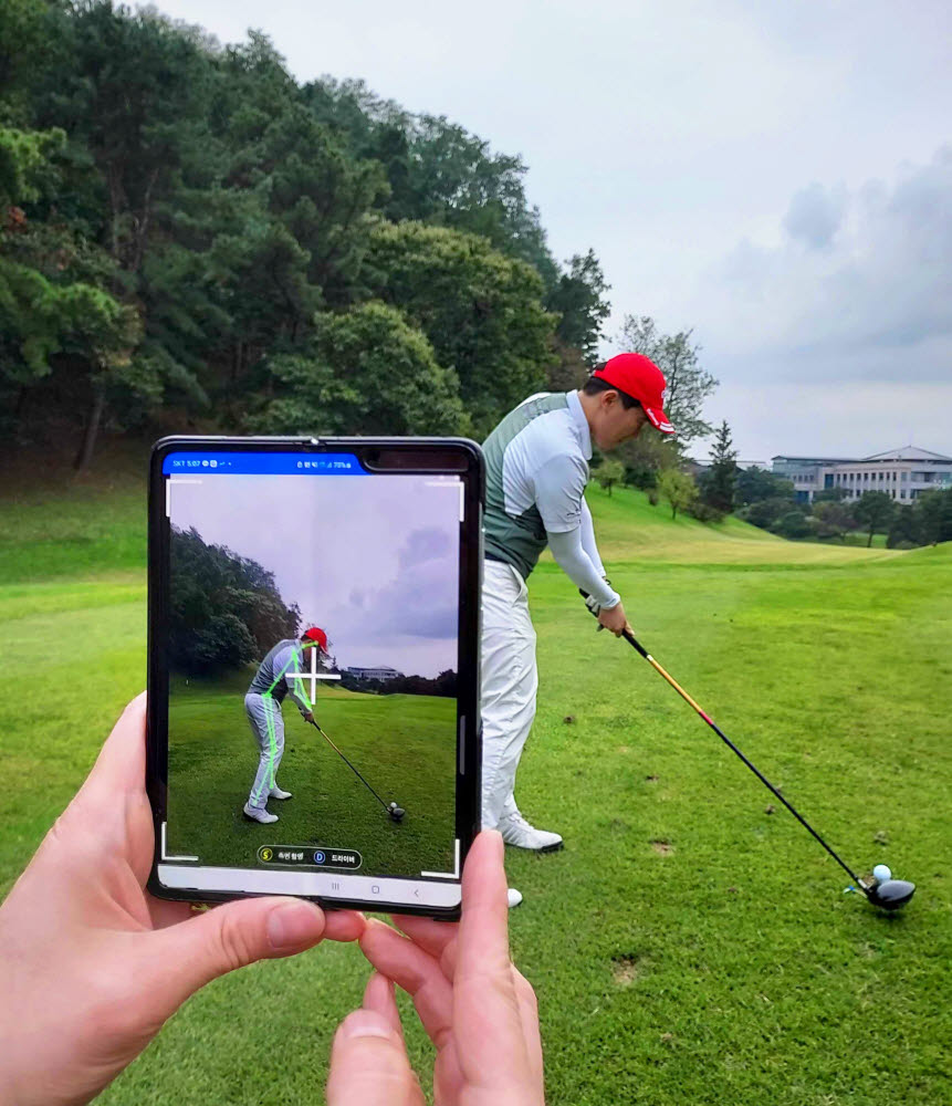 골프픽스 앱서비스를 이용하면 실시간 스윙분석 정보를 확인할 수 있다. 필드에서 이용자가 스윙분석을 위해 앱을 통해 스윙을 촬영하는 모습. 사진제공_모아이스