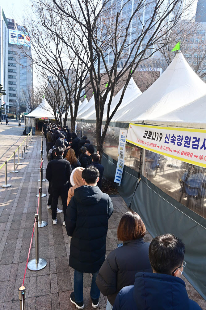 코로나19 확진자 5만명 돌파...끝없는 검사 대기 줄