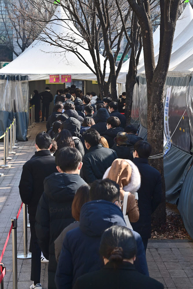 코로나19 확진자 5만명 돌파...끝없는 검사 대기 줄