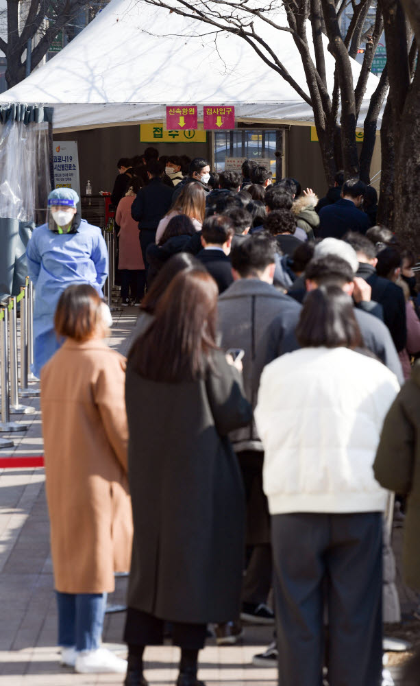 전세계 4억 인구가 확진, 우리나라는 일일 5만 넘어