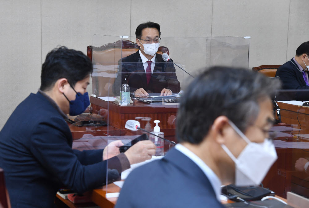 10일 오전 국회에서 열린 정치개혁특별위원회 소위원회에서 조해진 소위원장이 발언하고 있다.