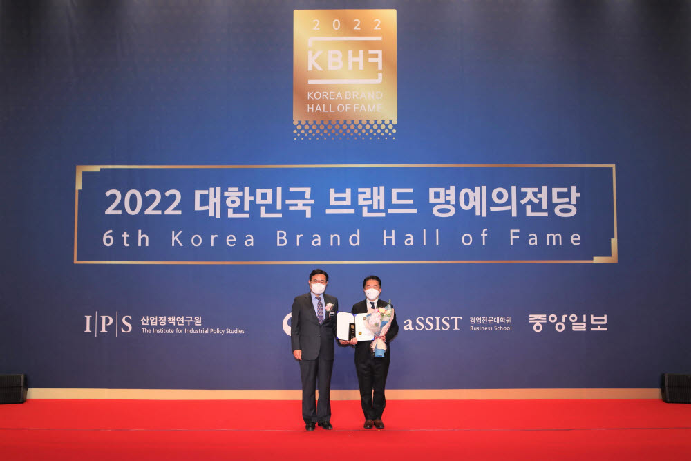 2022 대한민국 브랜드 명예의 전당 시상식에서 박기찬 산업정책연구원장 (왼쪽)과 후지이 시게오 한국엡손 대표가 기념촬영했다.