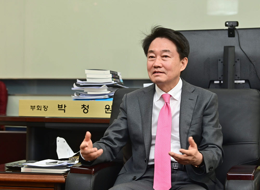 [데스크가 만났습니다]박청원 부회장 "KEA, 전자산업 디지털전환 플랫폼될 것"