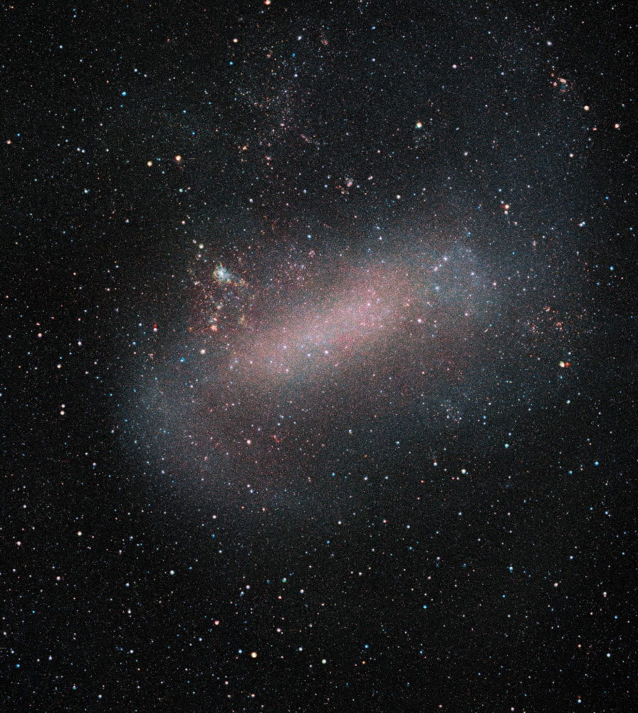 유럽남방천문대(ESO)의 VISTA 망원경이 관측한 대마젤란은하. 밝기가 균일해 관측하기 쉬워 제임스웹 우주망원경의 첫 관측 대상으로 예상되고 있다. (출처: ESO/VMC Survey)