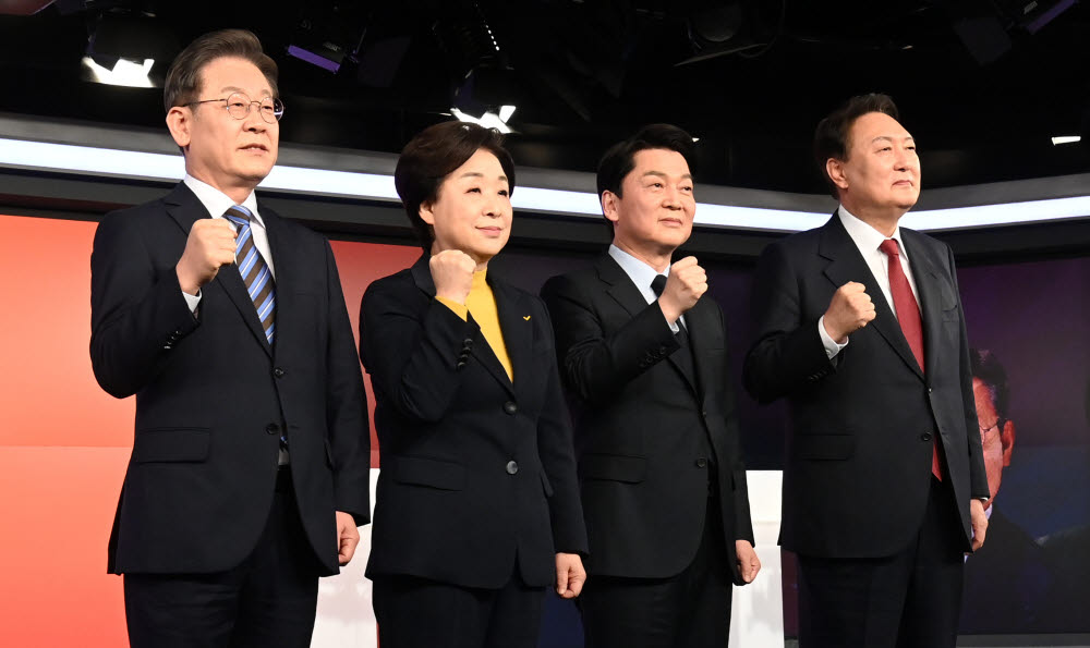 더불어민주당 이재명, 정의당 심상정, 국민의당 안철수, 국민의힘 윤석열 대선후보(왼쪽부터)가 11일 오후 서울 중구 매경미디어센터에서 열린 한국기자협회 주최 방송 6개사 공동 주관 2022 대선후보 초청 토론회 시작에 앞서 기념촬영을 하고 있다. 국회사진기자단