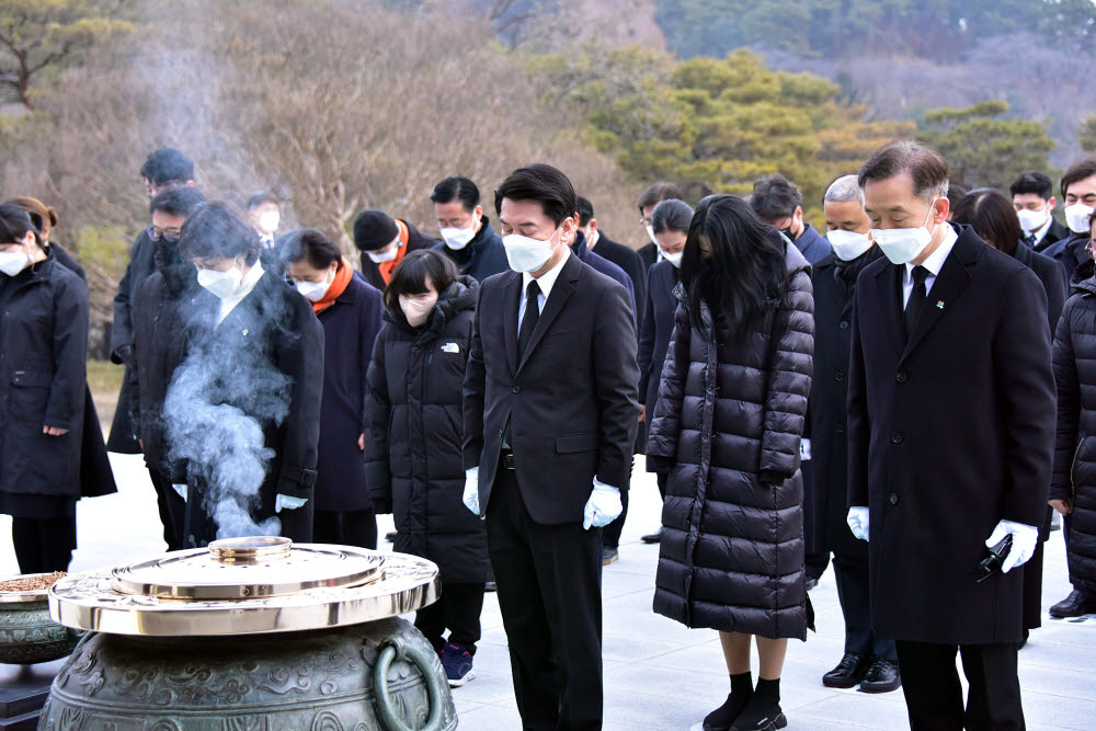 안철수 국민의당 대선후보가 중앙선관위 후보 등록에 앞서 13일 서울 동작구 국립서울현충원을 참배하고 있다.국회사진기자단.