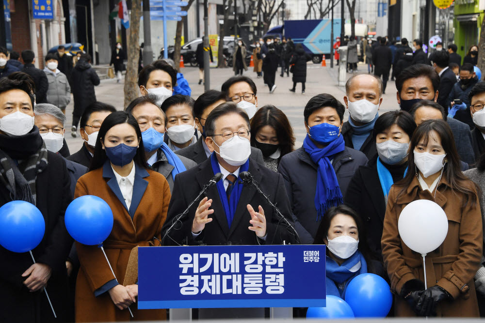 이재명 더불어민주당 대선후보가 14일 오전 서울 중구 명동예술극장 사거리에서 위기극복·국민통합 선언 기자회견을 한 뒤 취재진 질문에 답하고 있다.국회사진기자단.