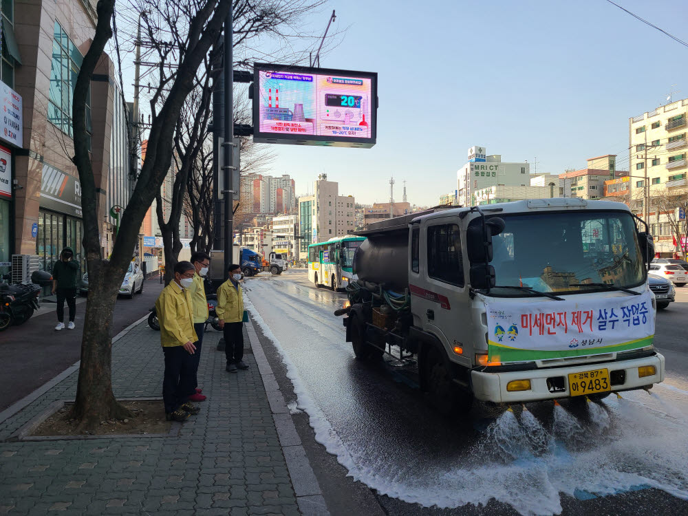 경기 성남시가 초미세먼지 농도 저감을 위해 살수차를 운행하고 있는 모습.[사진=성남시]