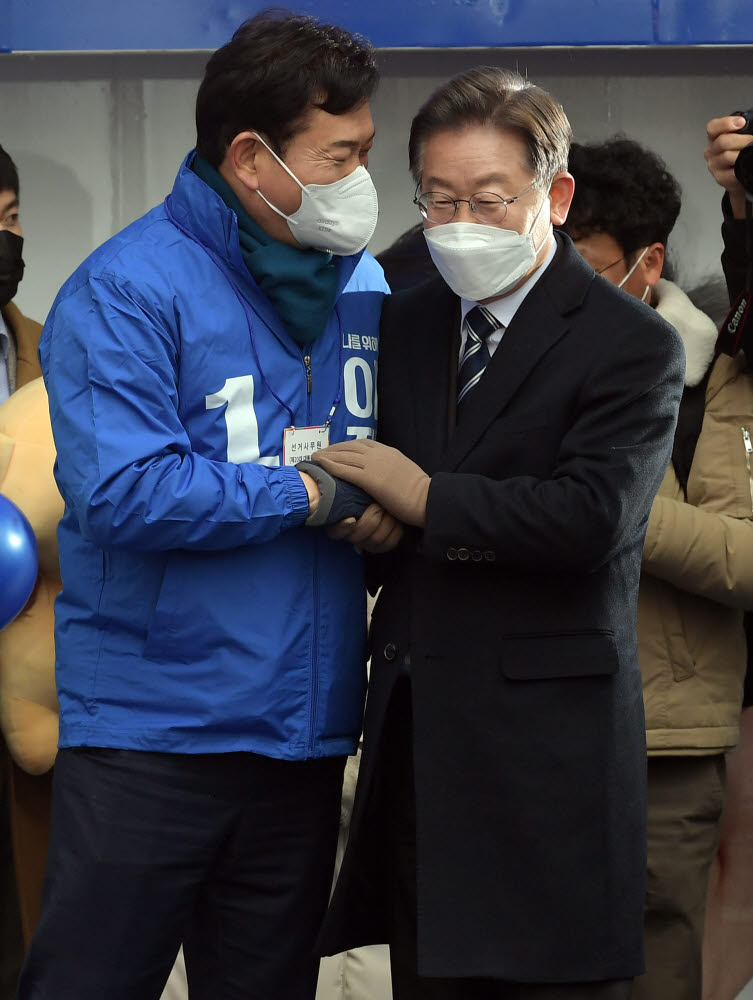 이재명 더불어민주당 대선 후보가 유세를 마친후 송영길 대표와 대화하고 있다.