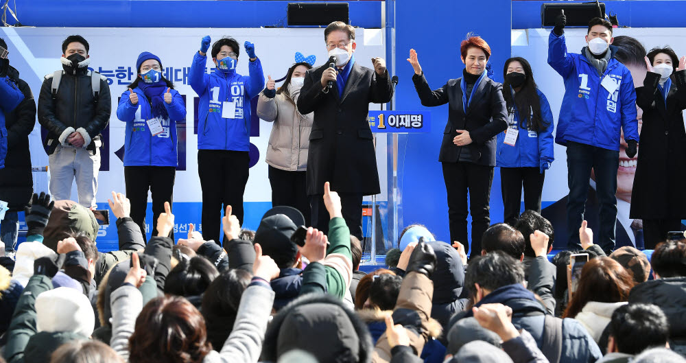 강남역에서 유세 펼치는 이재명