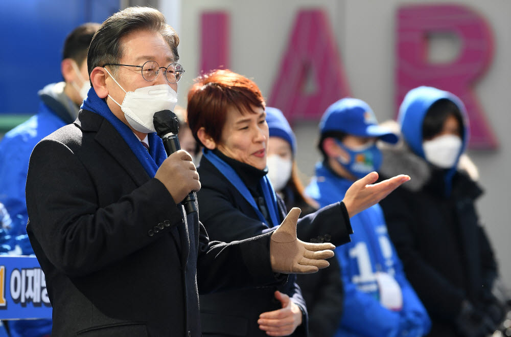 강남역에서 유세 펼치는 이재명