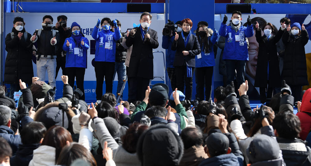 강남역에서 유세 펼치는 이재명