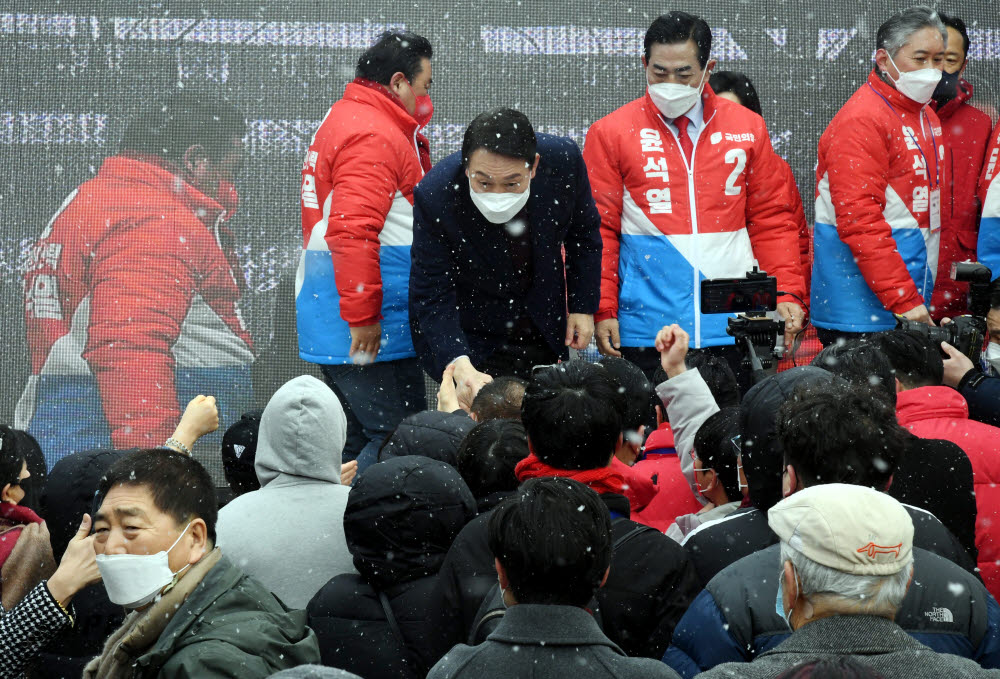 윤석열 국민의힘 대선 후보가 16일 오전 광주 광산구 송정매일시장에서 열린 거점유세에서 지지자들과 인사하고 있다.