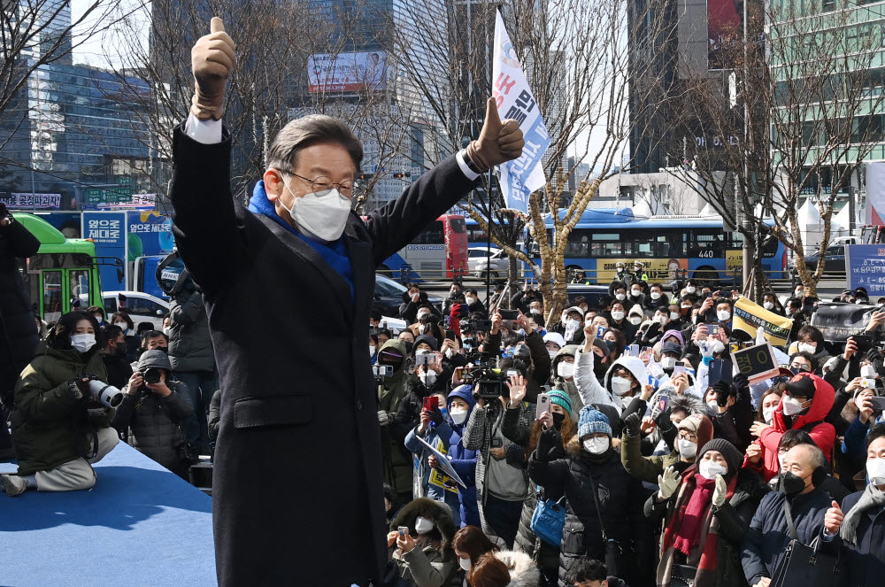 이재명 더불어민주당 대선후보가 16일 서울 강남구 강남역 인근에서 열린 JM은 강남스타일! 선거 유세에서 손을 들어 인사하고 있다.