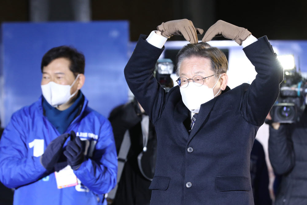 이재명 더불어민주당 대선 후보가 15일 서울 강남고속버스터미널 광장에서 열린 유세에서 두 팔을 들어 하트를 그려보이고 있다.