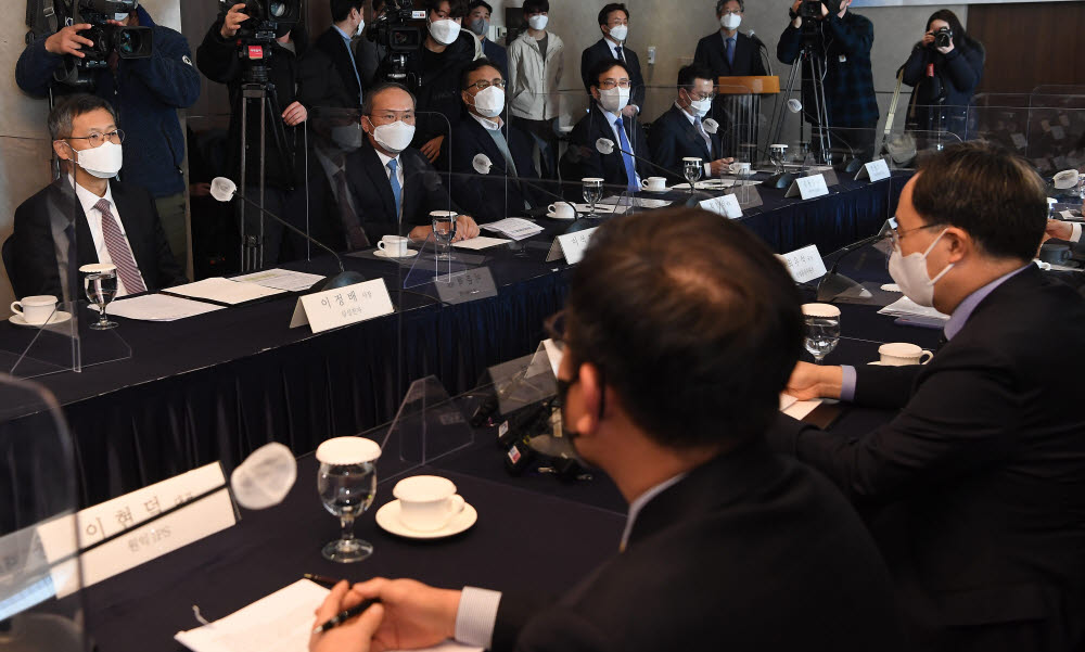 이정배 한국반도체산업협회장(왼쪽부터), 이석희 SK하이닉스 대표 등 참석자들이 문 장관의 인사말을 듣고 있다.