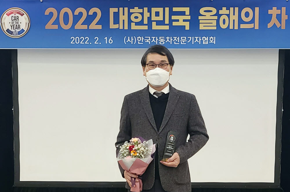 이광섭 쌍용자동차 국내영업본부장 전무가 2022 올해의 픽업을 수상하고 기념촬영을 하고 있다.