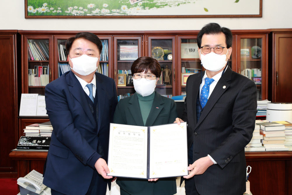 한범덕 청주시장, 김진숙 한국도로공사 사장, 이시종 충북도지사(왼쪽부터)가 서청주나들목 연료전지발전소 건립 업무협약을 하고 있다. 사진=충북도