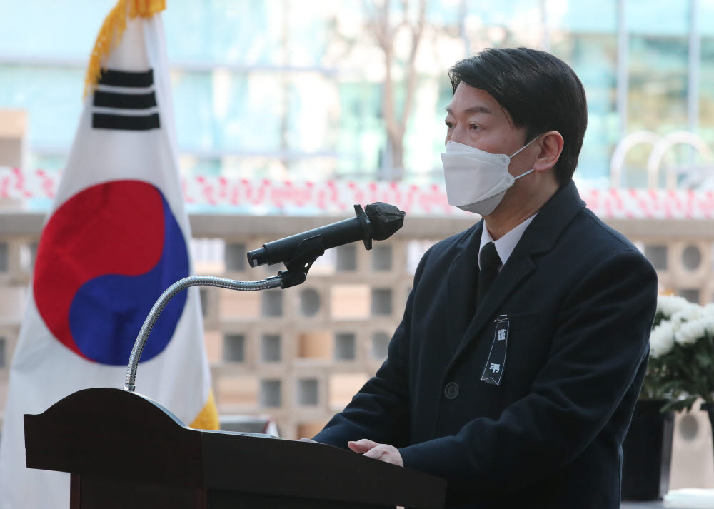 국민의당 안철수 대선 후보가 18일 오전 충남 천안 단국대병원에서 열린 손평오 논산·계룡·금산 지역선대위원장 영결식에서 추모사를 하고 있다. 연합뉴스