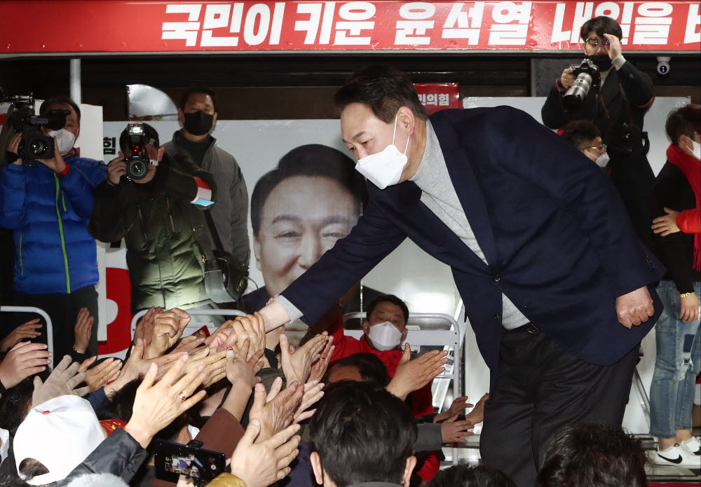 국민의힘 윤석열 대선 후보가 19일 오후 경남 창원시 상남분수 광장에서 열린 유세에서 지지자들과 인사하고 있다. 공동취재