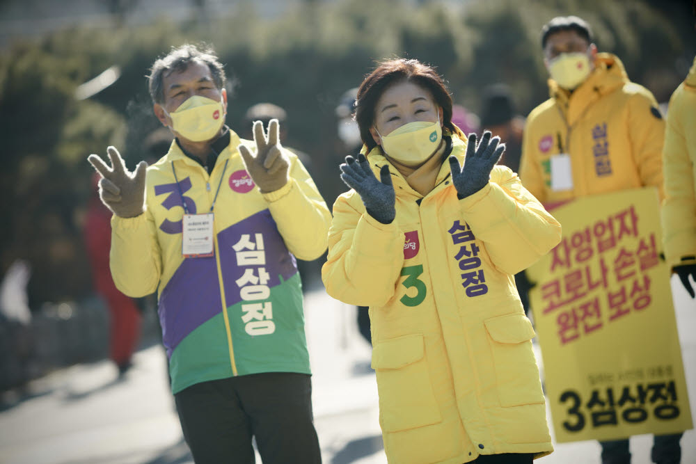 정의당 심상정 대선후보가 20일 서울시 관악산 입구에서 등산객에게 인사하고 있다. 정의당 선대위 제공