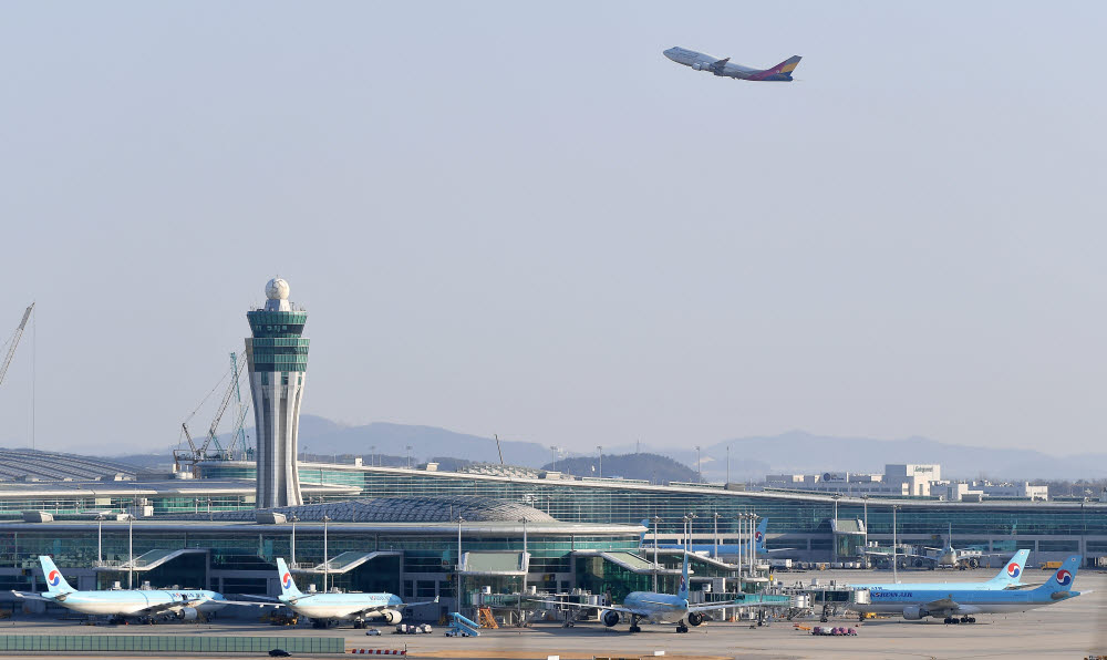 22일 인천공항 제2터미널 상공으로 아시아나항공 비행기가 이륙하고 있다.