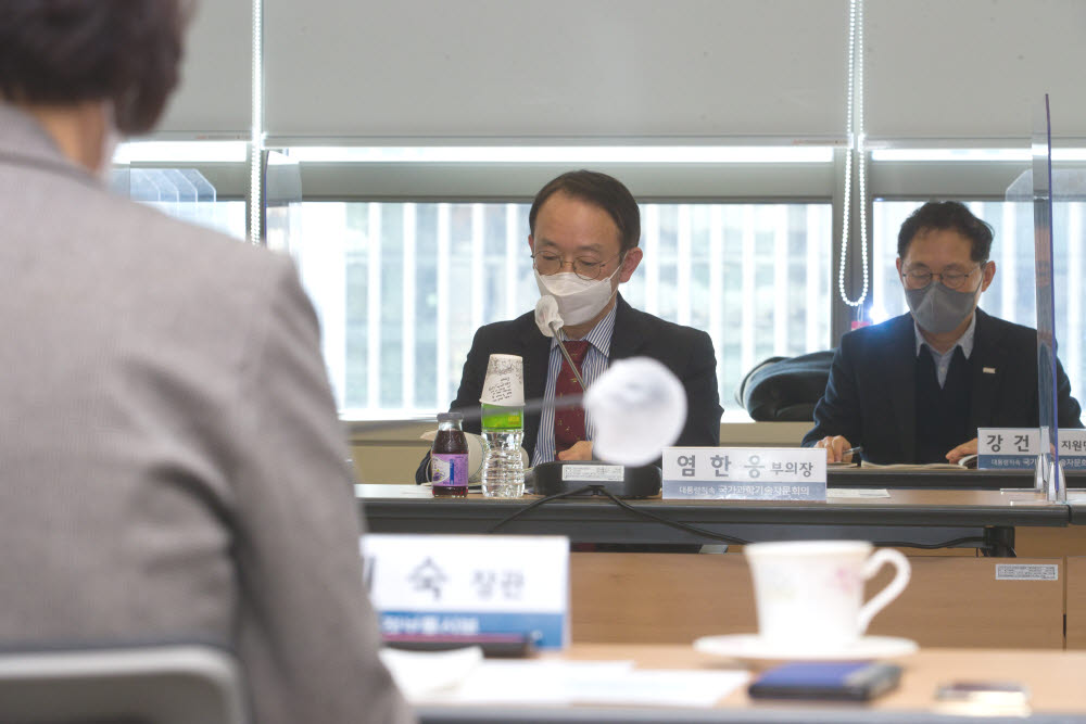 염한웅 국가과학기술자문회의 부의장이 22일 열린 제19회 국가과학기술자문회의 심의회의를 주재하고 있다. 사진=과학기술정보통신부