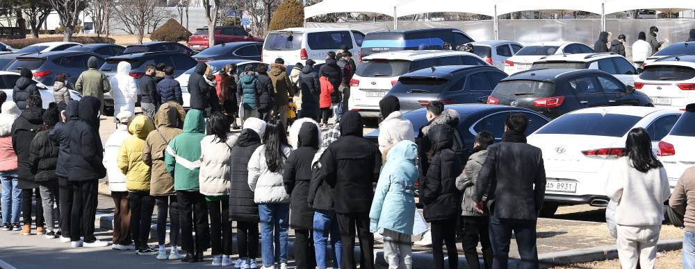 23일 대전월드컵경기장에 마련된 유성구 선별진료소에서 시민들이 PCR검사를 받기 위해 줄지어 서있다.