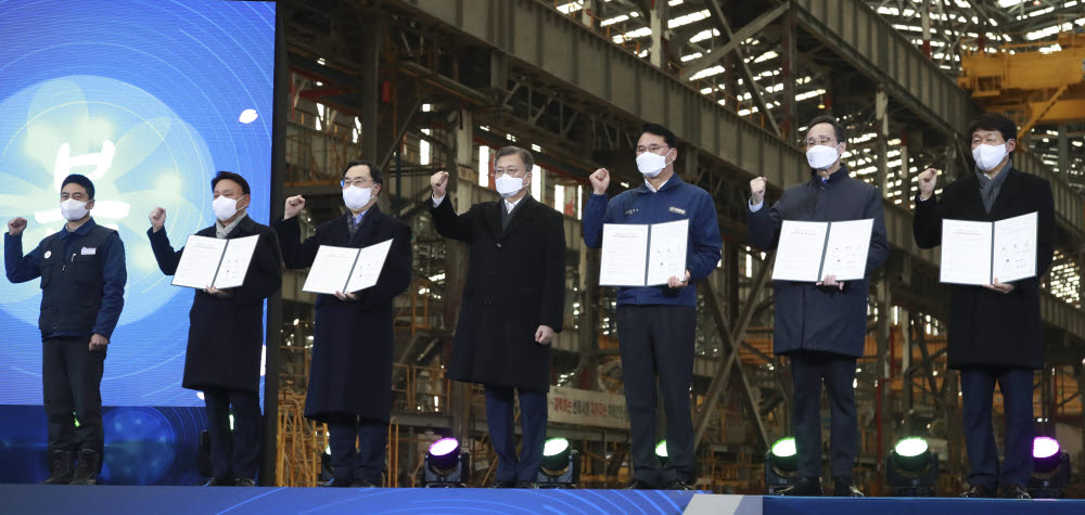 전북도는 24일 현대중공업 군산조선소에서 문재인 대통령이 참석한 가운데 군산조선소 재가동 관련 상호 협력에 관한 협약을 체결했다.