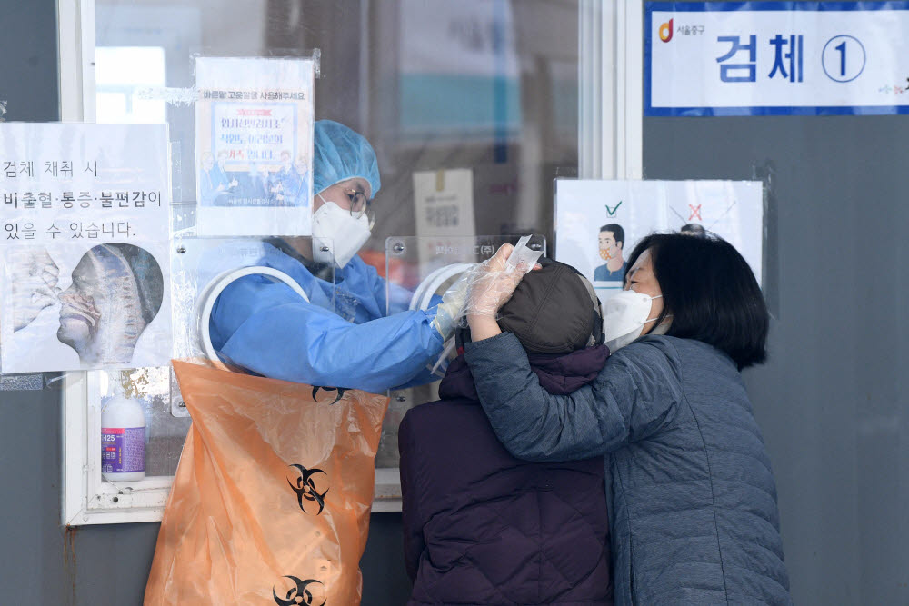 서울 중구 서울역 임시선별진료소에 시민들이 PCR 검사를 받고 있다. 김민수기자 mskim@etnews.com