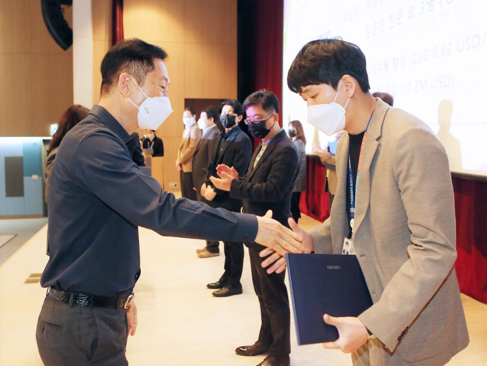 고한승 삼성바이오에피스 사장(왼쪽)이 창립 기념 행사를 통해 우수 직원들을 포상하고 있다. (사진=삼성바이오에피스)