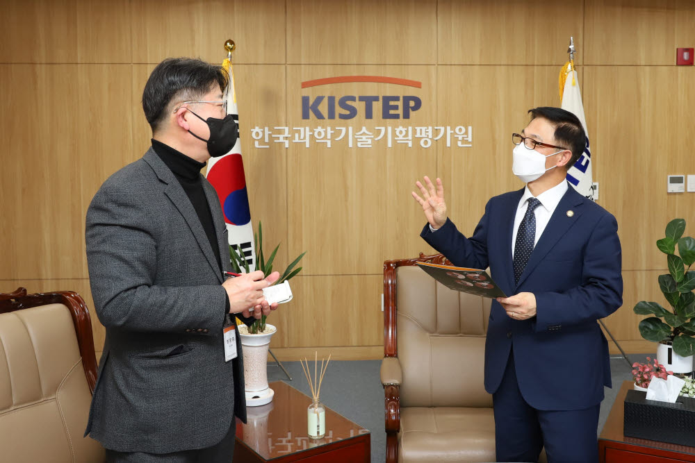 정병선 한국과학기술기획평가원장(오른쪽)이 정동수 전자신문 전국총괄 부국장과 환담을 나누고 있다.