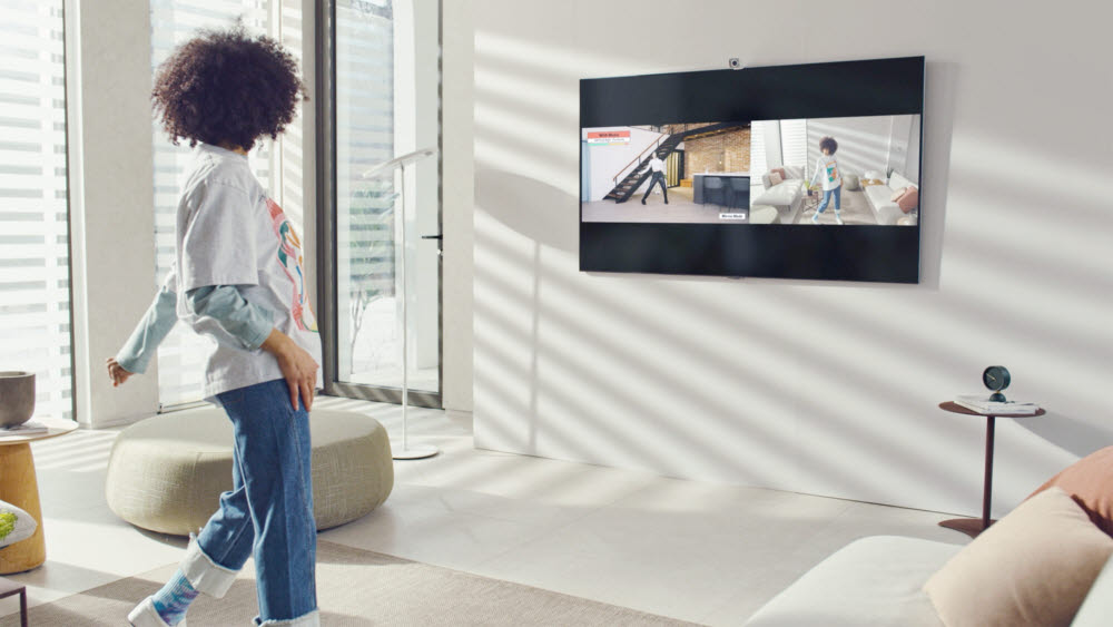 LG 올레드 TV 시청자가 TV에 탑재된 댄스 강습 플랫폼 원밀리언홈댄스(1M HomeDance)를 보며 춤 연습을 하고 있다.