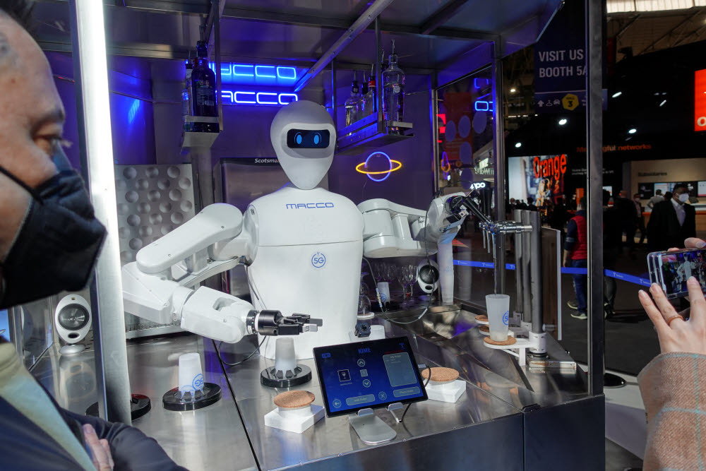 텔리포니카 전시관에 마련된 5G 로봇 바 맨이 맥주를 따르는 시연을 하고 있다.
