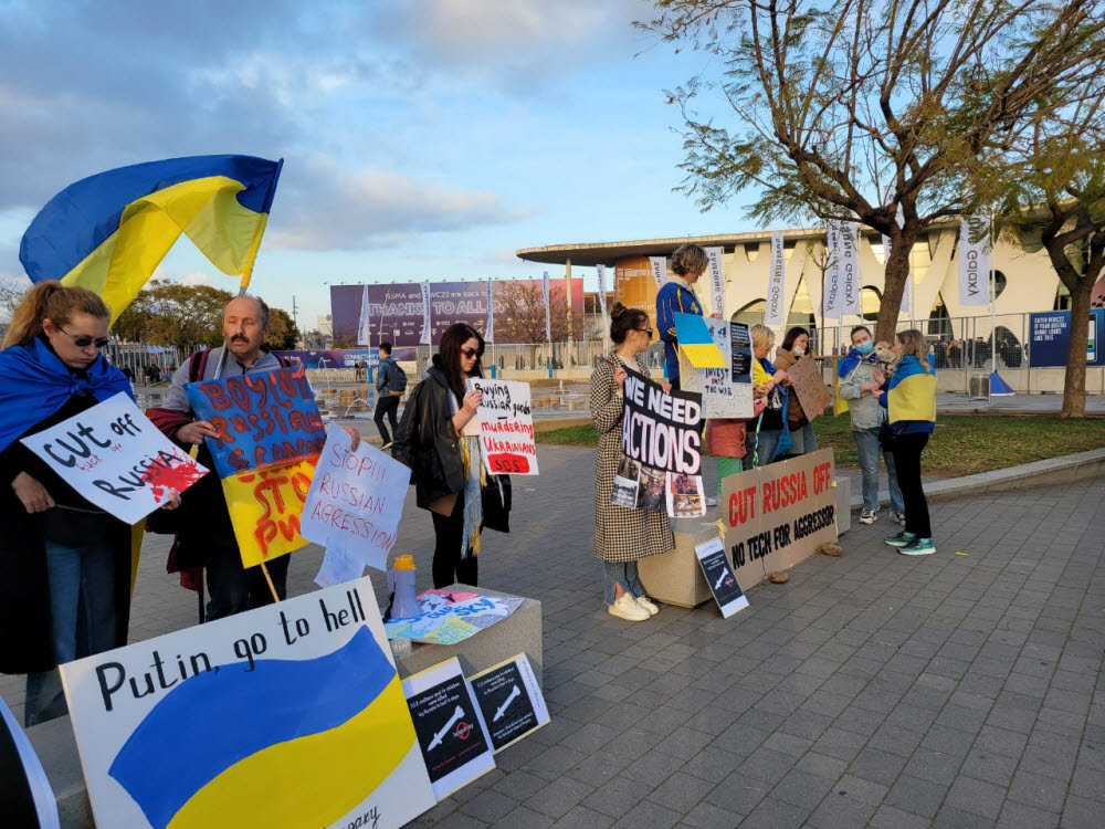 MWC22 입구에서 우크라이나 전쟁 반대 시위대가 시위하고 있다.