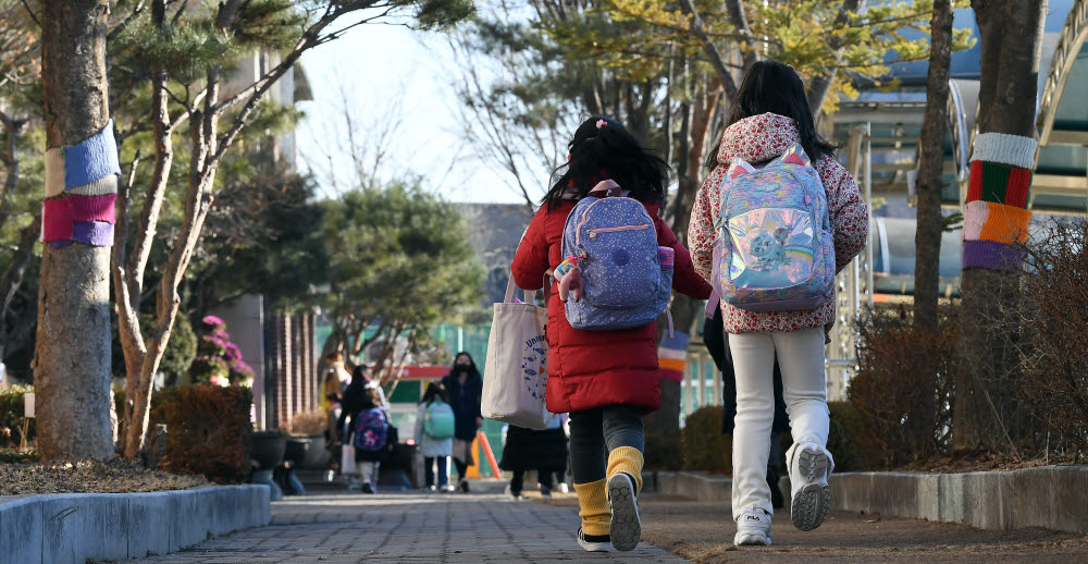 2022학년도 새학기 첫 날인 2일 서울 노원구 태랑초등학교에서 학생들이 신나게 등교하고 있다.