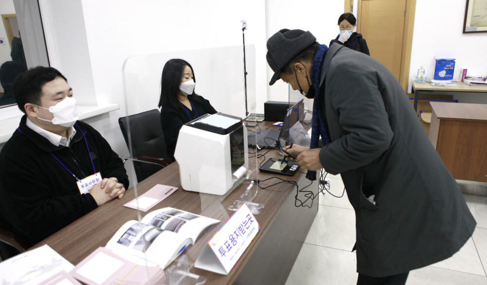 2월 23일 주알마티총영사관 재외국민 투표소에서 제20대 대통령선거 재외 투표용지를 받고 있다.(사진=연합뉴스)
