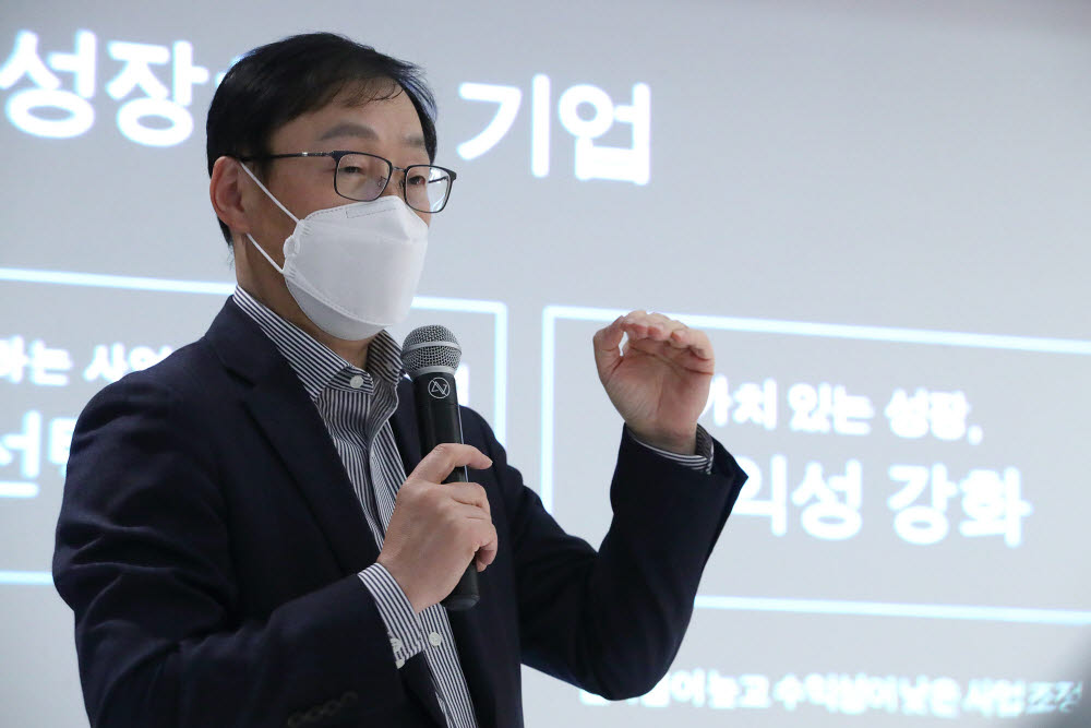 구현모 KT 대표가 MWC22에서 KT의 디지털플랫폼 기업으로서의 KT 미래 지향점에 대해 소개했다.