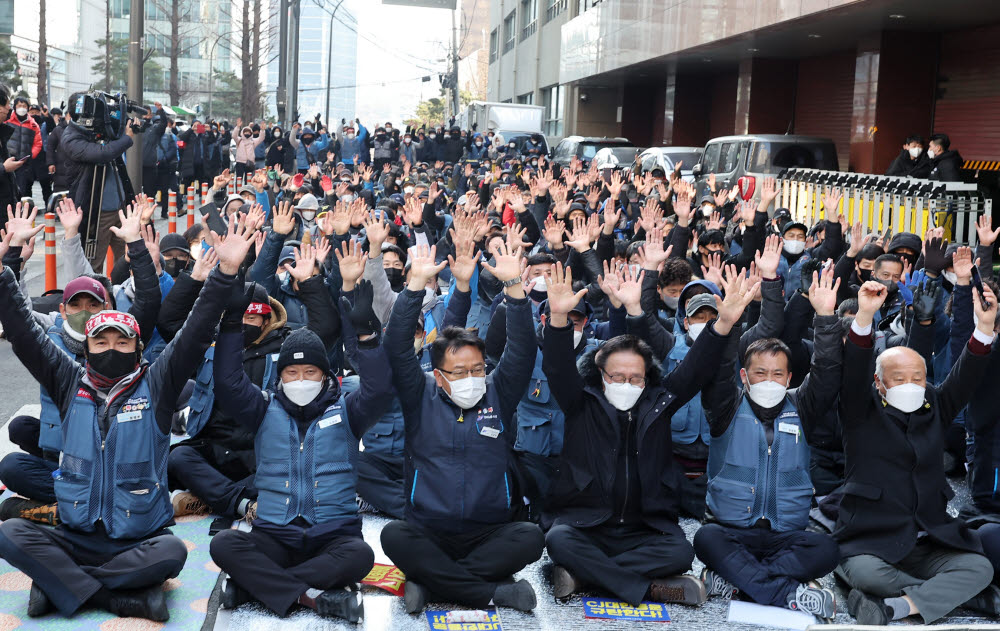 민주노총 전국택배노동조합(택배노조) 조합원들이 2일 오후 서울 중구 CJ대한통운 본사 앞에서 만세를 외치고 있다. 택배노조는 이날 CJ대한통운택배 대리점 연합과 협상을 타결하고 파업을 종료하기로 했다. <연합뉴스>