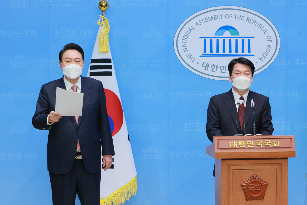 윤석열 국민의힘 대선 후보(왼쪽)와 안철수 국민의당 후보가 단일화를 발표하고 있다.