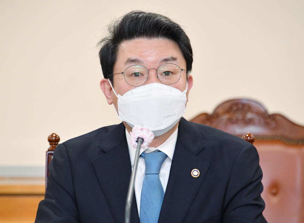 이억원 기재부 1차관이 3일 서울 중구 은행회관에서 우크라이나 대응 TF 겸 거시경제금융회의를 주재하고 있다.(사진=기획재정부 제공)