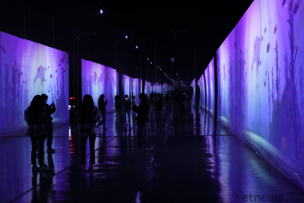 아르떼뮤지엄 여수 언더 워터. 관람객들이 백로와 사진을 찍고 있다. 거울의 절묘한 배치로 끝없이 연결된 세계를 구현했다.