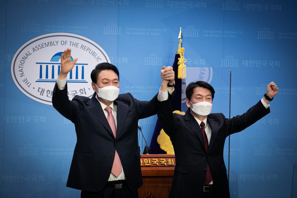 국민의힘 윤석열 대선 후보와 국민의당 안철수 대선 후보가 3일 오전 국회 소통관에서 단일화 기자회견을 한 뒤 포즈를 취하고 있다. 국회사진기자단