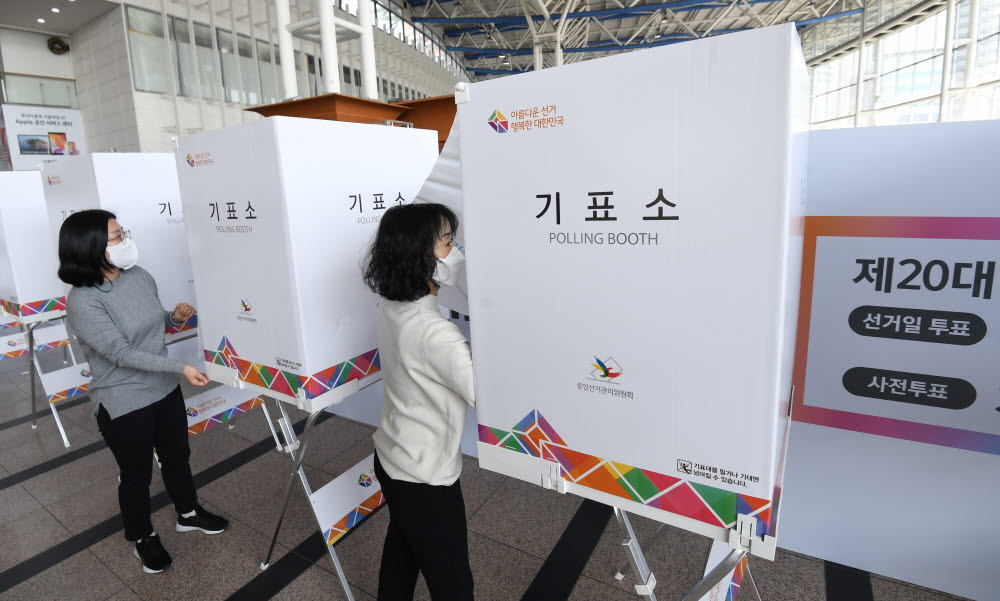 제20대 대통령선거 사전투표를 하루 앞둔 3일 서울 용산구 서울역 대합실에 마련된 남영동 사전투표소에서 선관위 관계자가 기표소를 설치하고 있다.