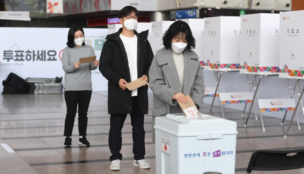 제20대 대통령선거 사전투표를 하루 앞둔 3일 서울 용산구 서울역 대합실에 마련된 남영동 사전투표소에서 선관위 관계자가 최종 모의시험을 하고 있다.