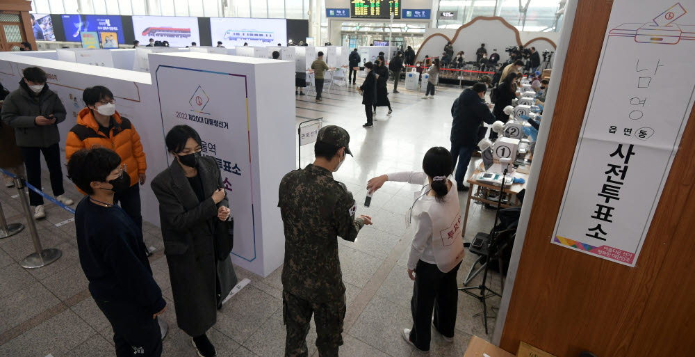 제20대 대통령선거 사전투표일인 4일 서울 용산구 서울역에 마련된 남영동 사전투표소 시민들이 소중한 한 표를 행사하고 있다.