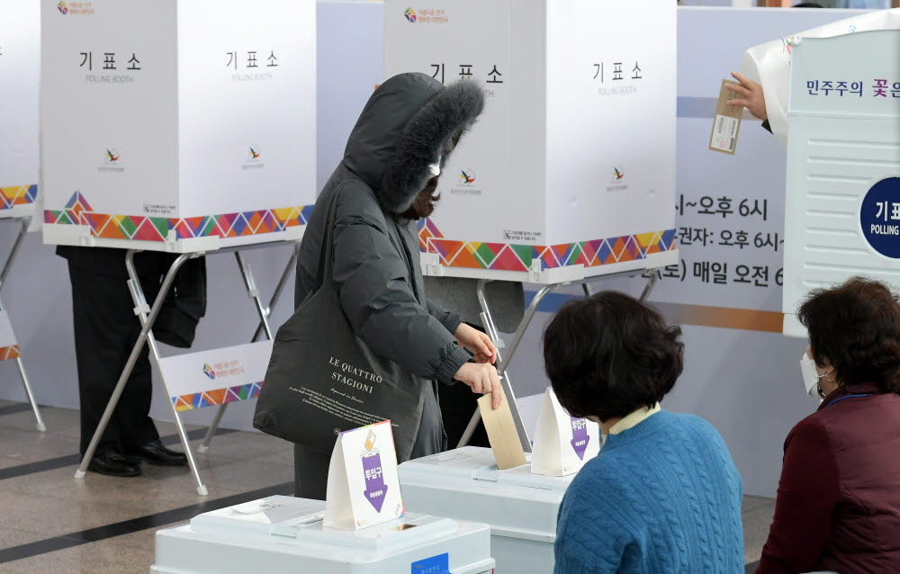 제20대 대통령선거 사전투표일인 4일 서울 용산구 서울역에 마련된 남영동 사전투표소에서 한 시민이 소중한 한표를 행사하고 있다.