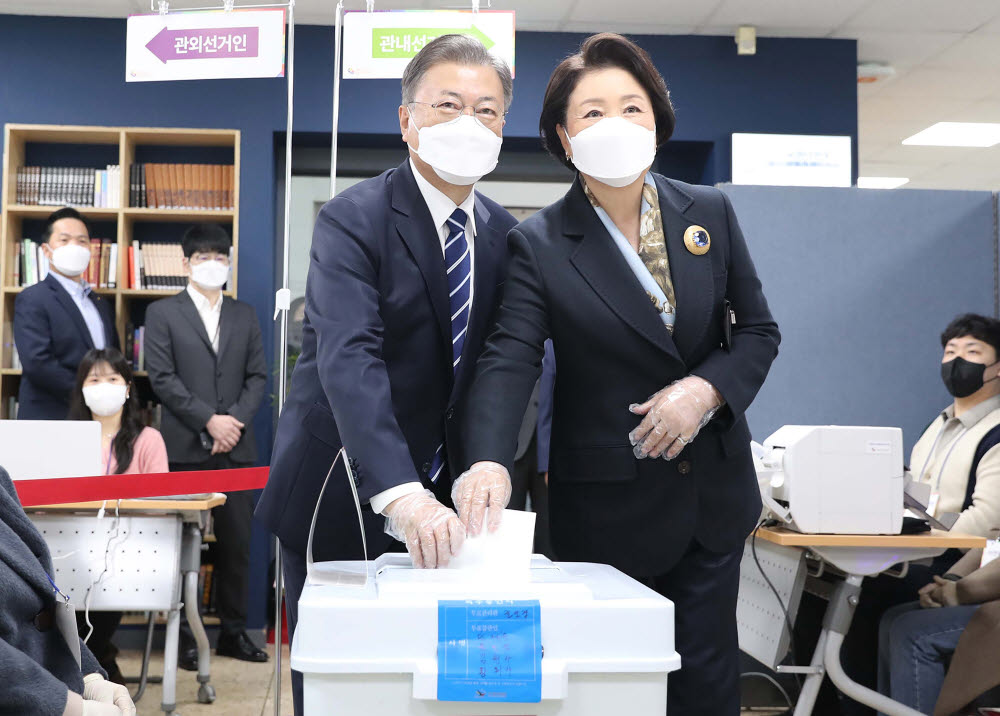 문재인 대통령과 김정숙 여사가 4일 오전 서울 종로구 삼청동 주민센터에 마련된 제20대 대통령선거 사전투표소에서 투표하고 있다. 연합뉴스